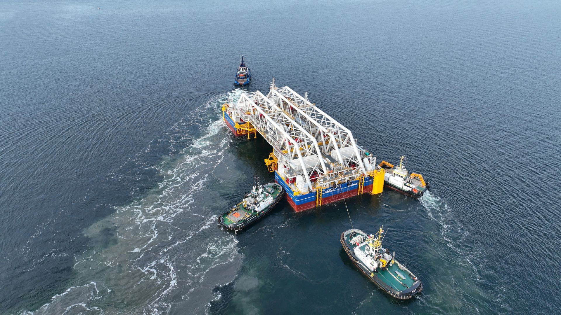 Immersion pontoons on the water