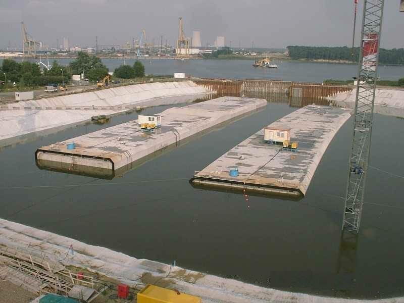 Floating tunnel elements in a dock